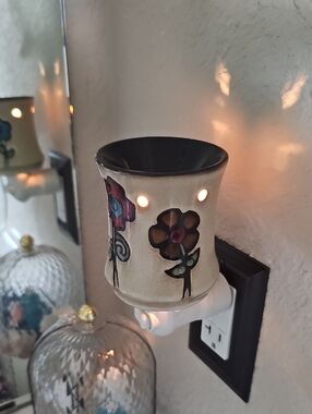 Scentsy Ceramic Ashbury Boho Plug-In Warmer in Beige and Black with Flowers